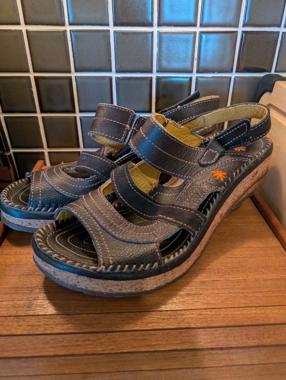 NWOT ART SANDALS,40